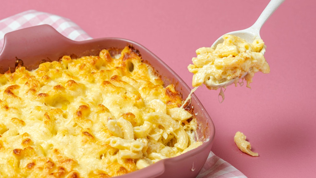 Mac and Cheese – also Käse-Makkaroni – sind ein Klassiker der US-Küche. Mit diesem Rezept gelingt das Gericht garantiert.