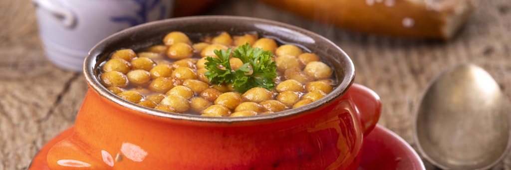 Backerbsensuppe sind ein Klassiker aus der österreichischen Küche. Mit diesem Rezept gelingt das leckere Gericht garantiert.