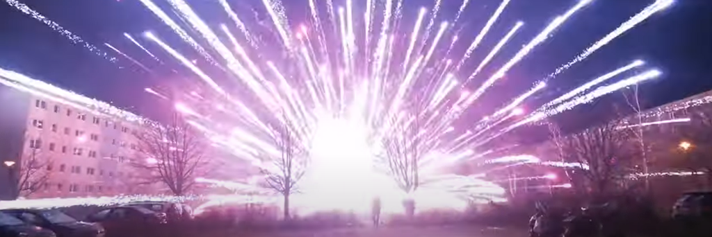 Bei der Detonation einer Kugelbombe auf dem Boden fliegen die Feuerwerks-Sterne unzählige Meter weit - wer ringsherum steht, ist gefährdet.