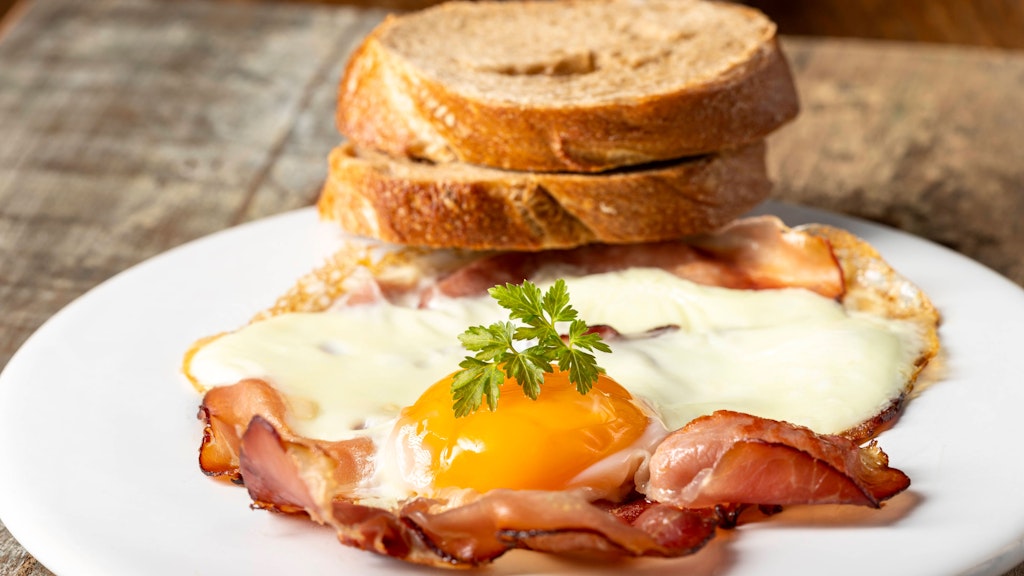 Bacon and fried eggs not only taste good with bread, but also with Brussels sprouts.