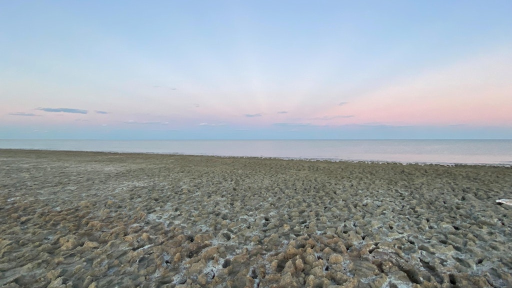 Das Wasser im westlichen Teil des Aralsees steht ruhig in der Abendsonne. Jedes Jahr zieht sich das Wasser nach Schätzungen wegen fehlender Zuflüsse weiter um etwa 500 Meter zurück.