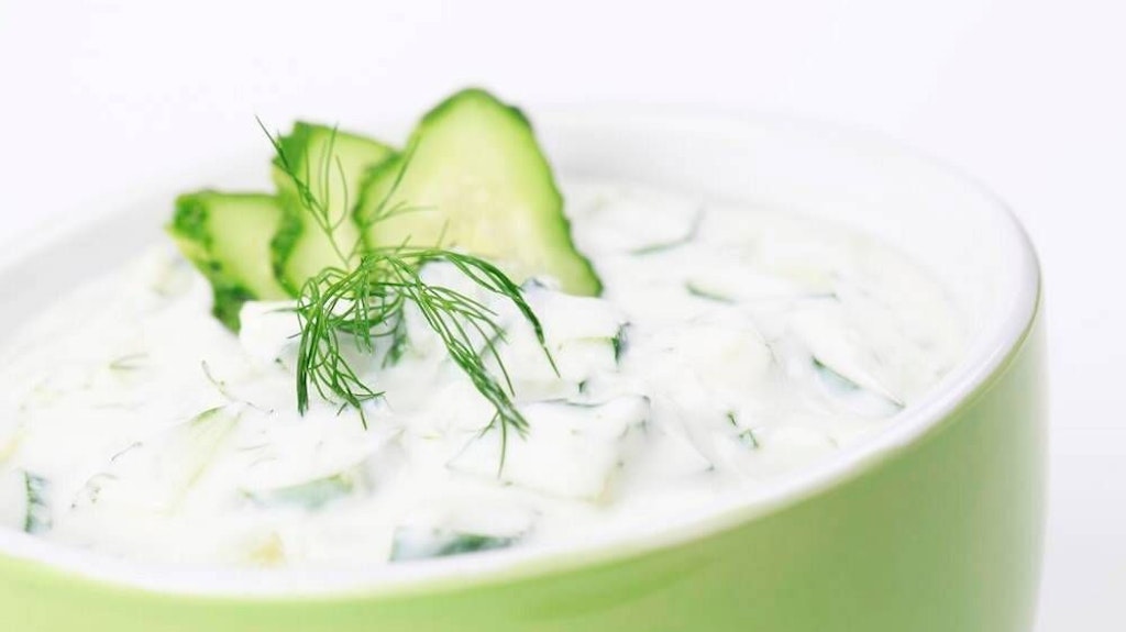 Selbstgemachter Zaziki schmeckt richtig lecker und hat weniger Fett als gekaufter.