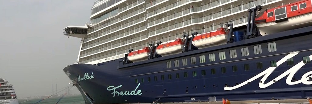 Das Kreuzfahrtschiff „Mein Schiff 6“ liegt im Hafen. Das Schiff der Reederei Tui Cruises hat seine aktuelle Reise abgebrochen. 