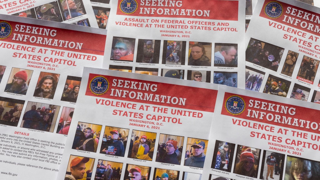 Mit Fahndungsplakaten sucht das FBI nach Beteiligten am Sturm auf das Kapitol.