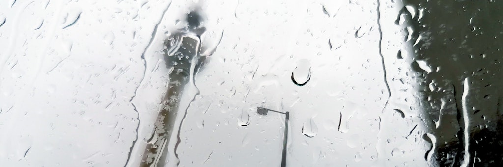 Bevor es ab Wochenmitte winterlich mit kräftigen Schneefällen, Glättegefahr, Frost und Schneeverwehungen wird, steht uns erst mal noch ein regnerischer und stürmischer Dienstag bevor.