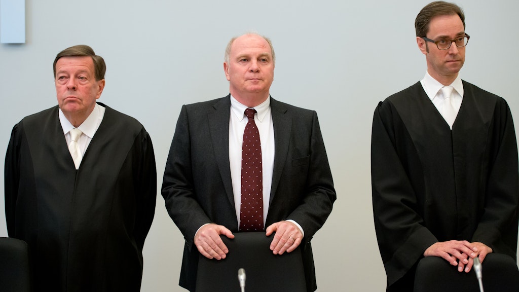 Uli Hoeneß wurde 2014 wegen massiver Steuerhinterziehung zur dreieinhalb Jahren Gefängnis verurteilt.