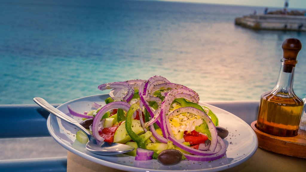 Ein griechischer Salat versetzt einen beim Essen gleich in bestes Urlaubs-Feeling.