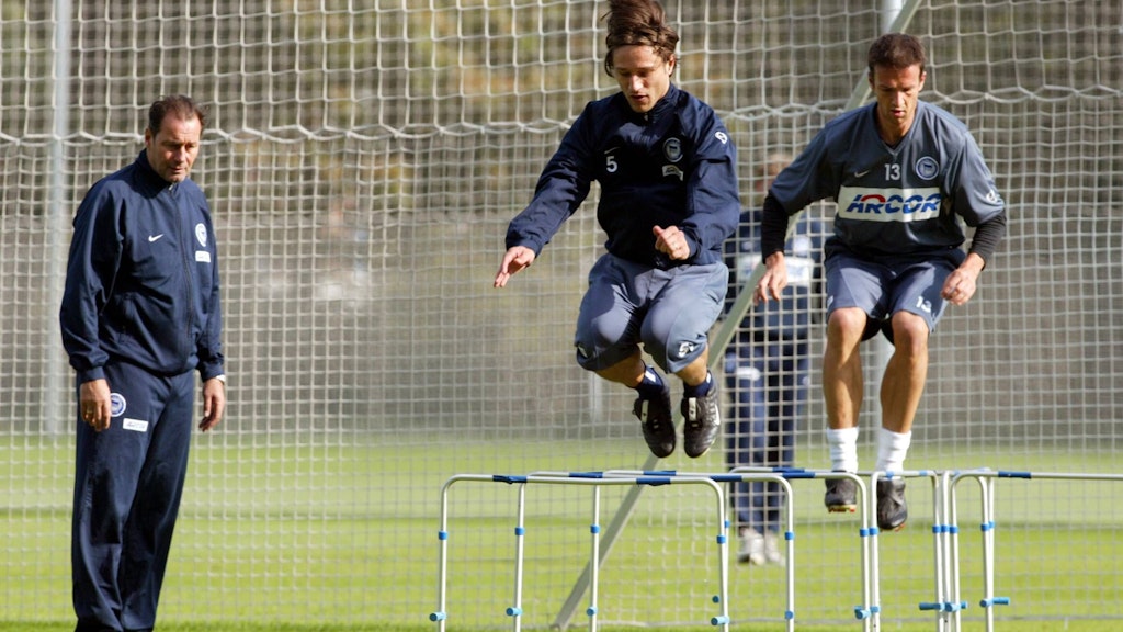 Nico Kovac (M.) und Fredi Bobic (r.) spielten von 2003 bis 2005 gemeinsam für Hertha BSC.