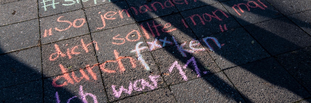 „@catcallsofberlin – #stoppt Belästigung – ‚So jemanden wie dich sollte man mal durchf**ken.‘ Ich war 11.“ steht auf einem Bürgersteig geschrieben. Der anzügliche Spruch wird später auf der Instagram-Seite „catcallsofberlin“ veröffentlicht.