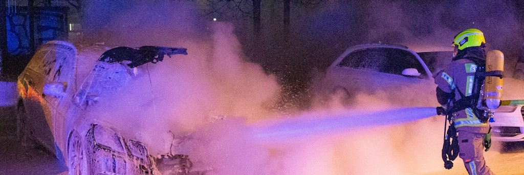 Fast schon täglich muss die Berliner Feuerwehr zu Autobränden ausrücken.
