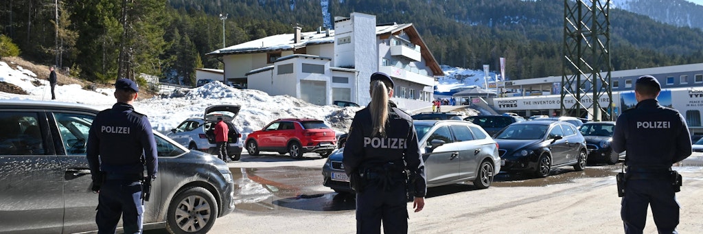 Die Polizei und die Alpin Polizei stehen in Tirol an einem Parkplatz (Symbolbild).