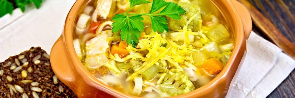 Die Kohlsuppe lässt sich prima vorbereiten und ist die perfekte Basis für die beliebte Kohlsuppen-Diät.
