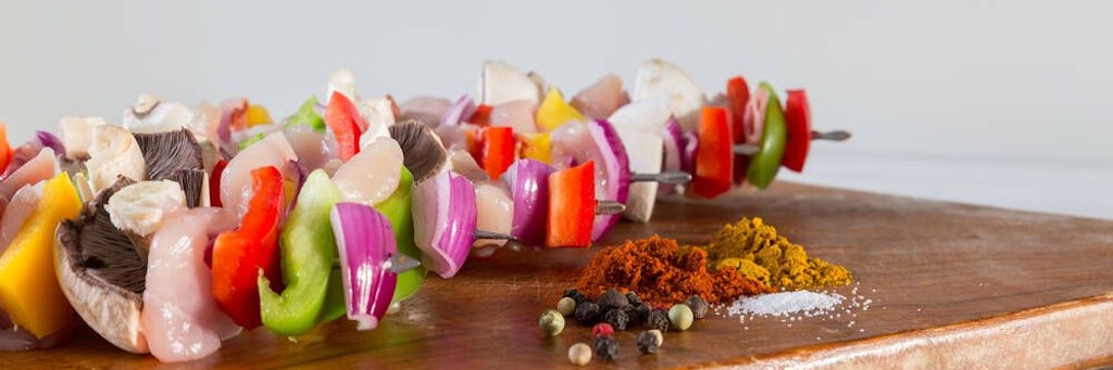 Hähnchen-Gemüse-Spieße mit Zaziki sind schnell gemacht, unglaublich lecker und helfen beim Abnehmen.