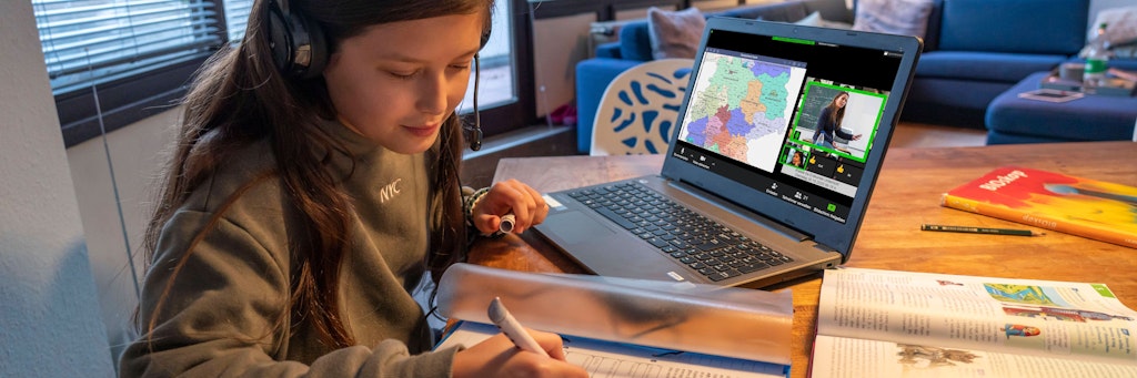 Ein Mädchen verfolgt am Computer den Unterricht: Müssen Berliner Kinder wieder von zu Hause aus lernen? 