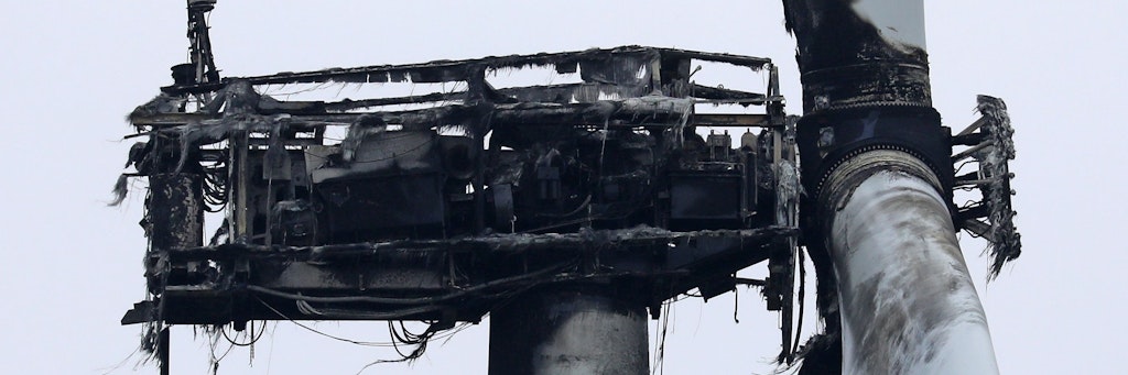 Vom Feuer zerstörte Windkraftanlage steht in Ganschendorf bei Sarow. Das Feuer im Maschinenhaus in etwa 100 Metern Höhe brach laut Polizei aufgrund eines technischen Defekts aus, ein Löschen des Feuers war nicht möglich.