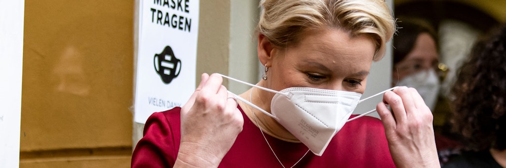 Verschärfte Maskenpflicht: Franziska Giffey geht mit gutem Beispiel voran, setzt sich eine FFP2-Maske auf.