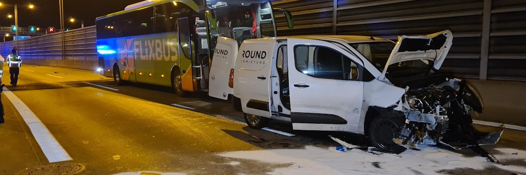 Der weiße Transporter rammte unter anderem einen Reisebus.