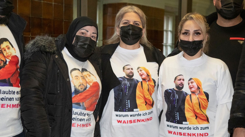 In der Mitte: die Mutter des Opfers vor Gericht. Rechts eine Schwester. Alle tragen ein T-Shirt mit dem Foto des Opfers (schwarze Jacke).