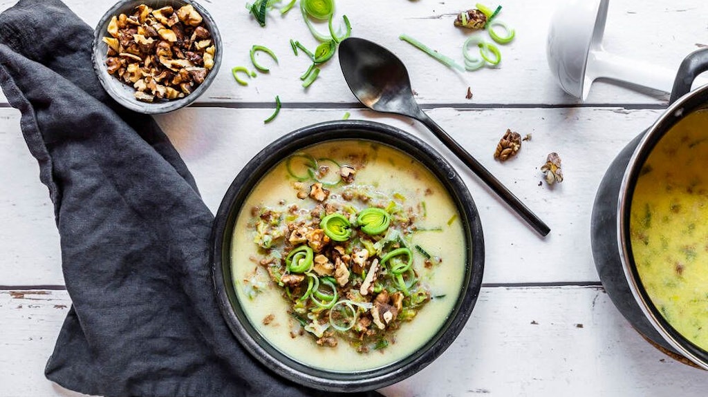 Die Käse-Lauch-Suppe ist perfekt an kalten Wintertagen.