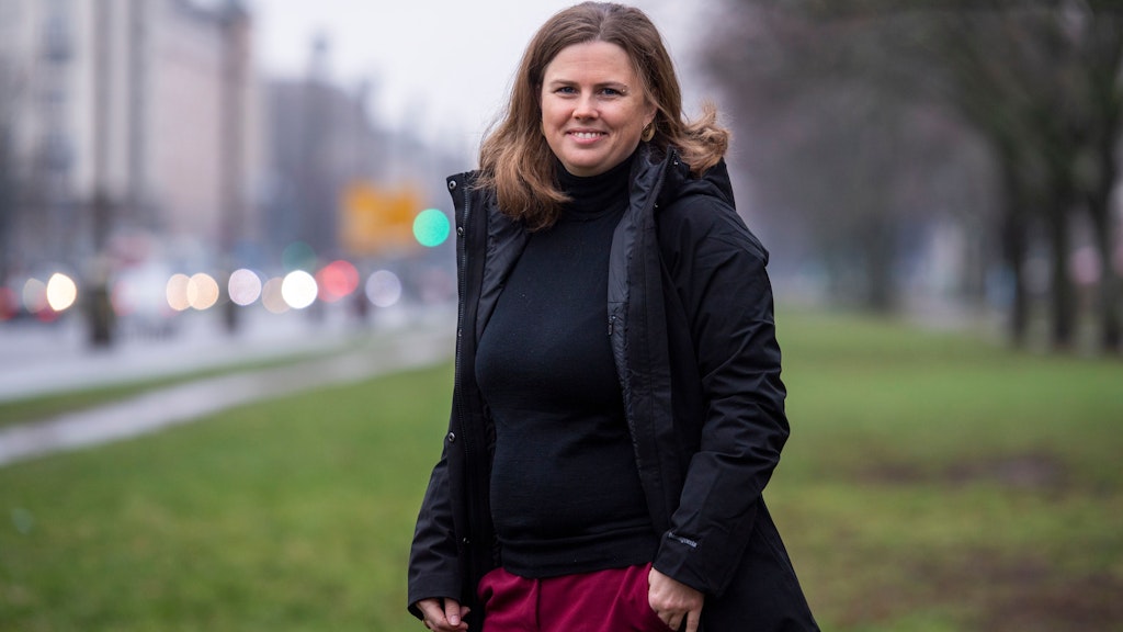 Bezirksbürgermeisterin Clara Herrmann mitten im Geschehen auf der Frankfurter Allee in Friedrichshain. Weniger Autos und Parkplätze, dafür mehr Wege für Radfahrer: Sie rechnet mit Protesten.