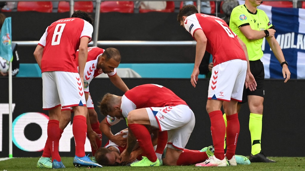 Dänemarks Kapitän Simon Kjaer war sofort zur Stelle und rette Christian Eriksen wohl das Leben.