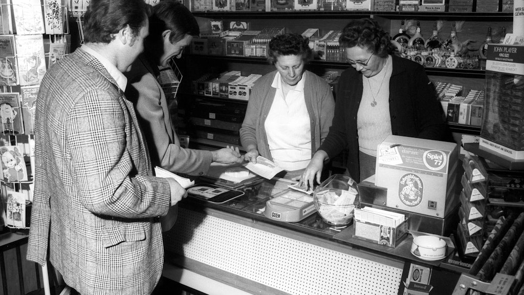 Zwei Tipper geben 1977 in einer Lottoannahmestelle in München ihre Spielscheine ab.