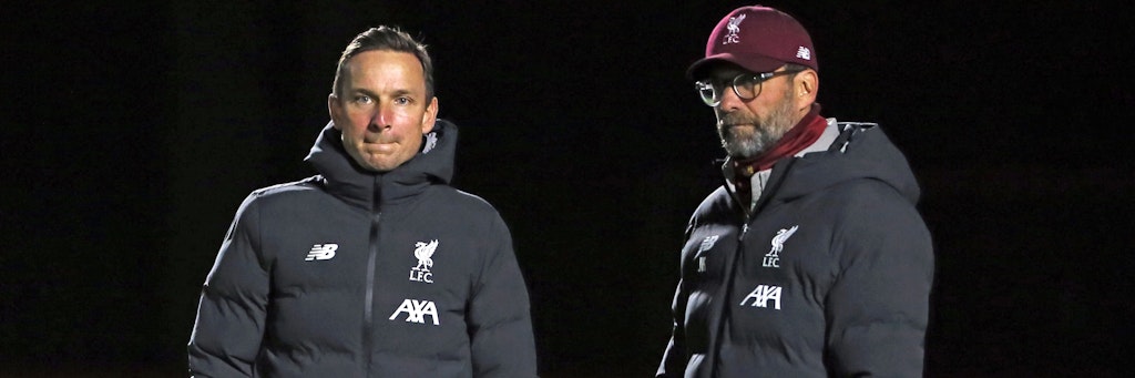 Jürgen Klopp (r.) wurde zuletzt bereits von seinem Co-Trainer Pep Lijnders vertreten. Nun muss der Niederländer selbst in Corona-Quarantäne. 
