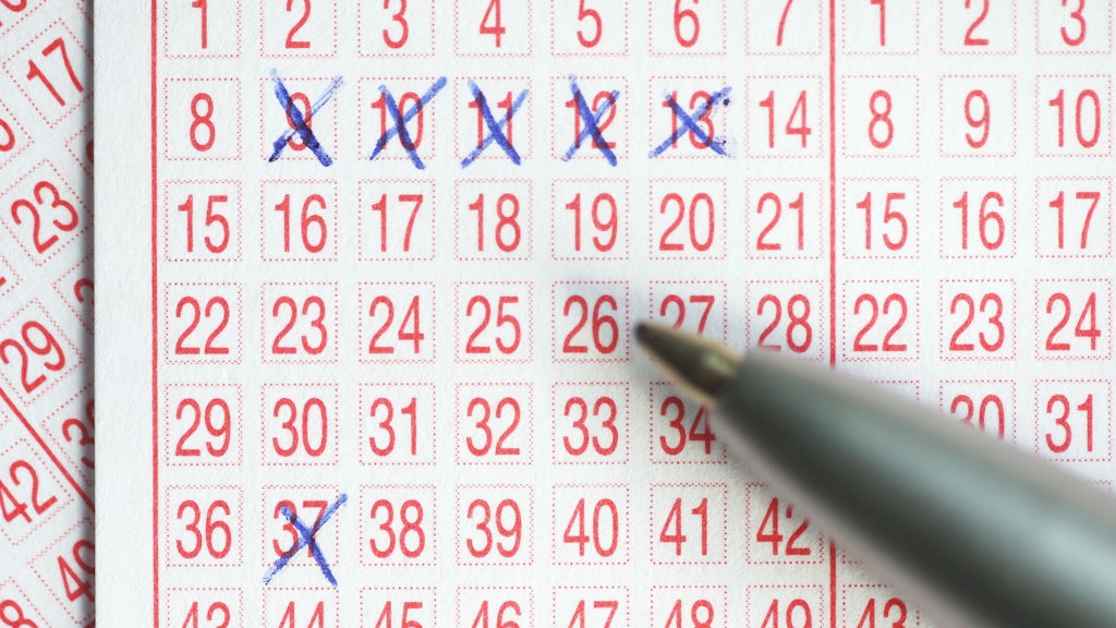Die Zahlen 9, 10, 11, 12, 13, und 37 sind auf einem Lottoschein angekreuzt.