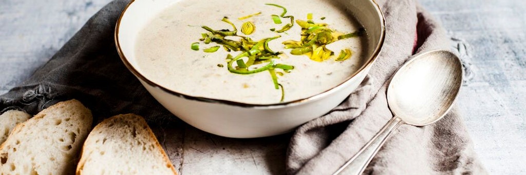 Eine köstliche Käse-Lauch-Suppe ist blitzschnell fertig und so lecker.