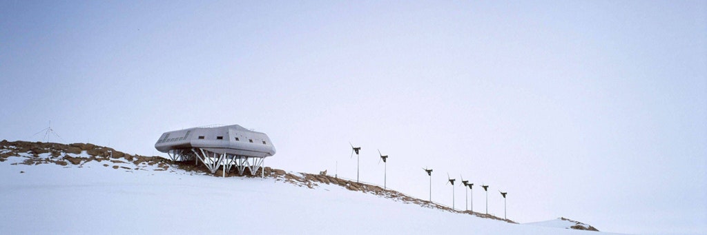 Schnee, Eis, Felsen und eine Reihe von Windrädern: Das ist die Umgebung der 2009 in Betrieb gegangenen Forschungsstation Princess Elisabeth in der Antarktis.