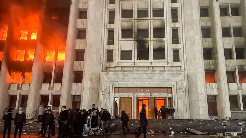 In Almaty stürmten Demonstranten die Stadtverwaltung und die Residenz von Präsident Kassym-Jomart Tokajew.