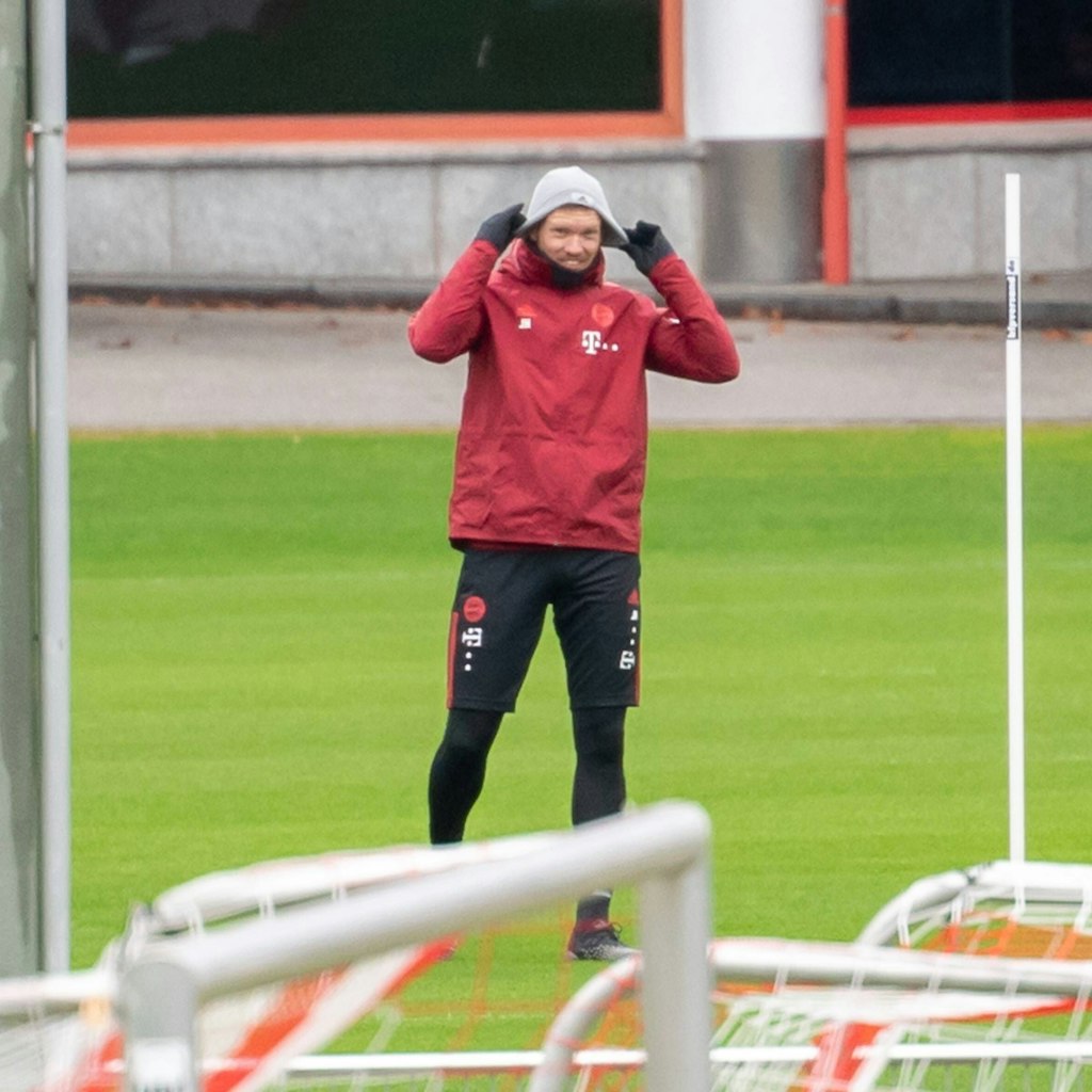 Julian Nagelsmann können selbst neun infizierte Spieler nicht die Laune beim Training verderben.