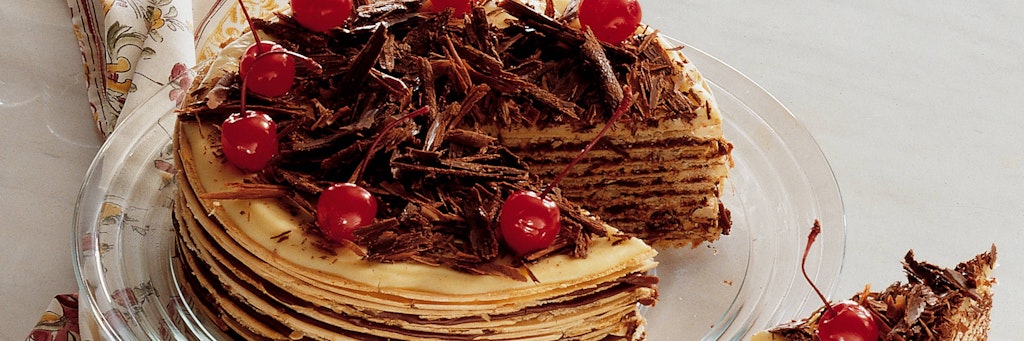 Die Schoko-Oblaten-Torte kann zum Schluss rundum mit der Schokomasse eingestrichen werden oder, wie hier, nur obenauf üppig dekoriert werden.
