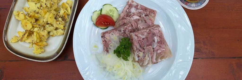 Sülze mit Bratkartoffeln und Remouladensoße zählte zu den Klassikern der DDR-Küche. Auch heute noch ist das deftige Essen ein echter Genuss.