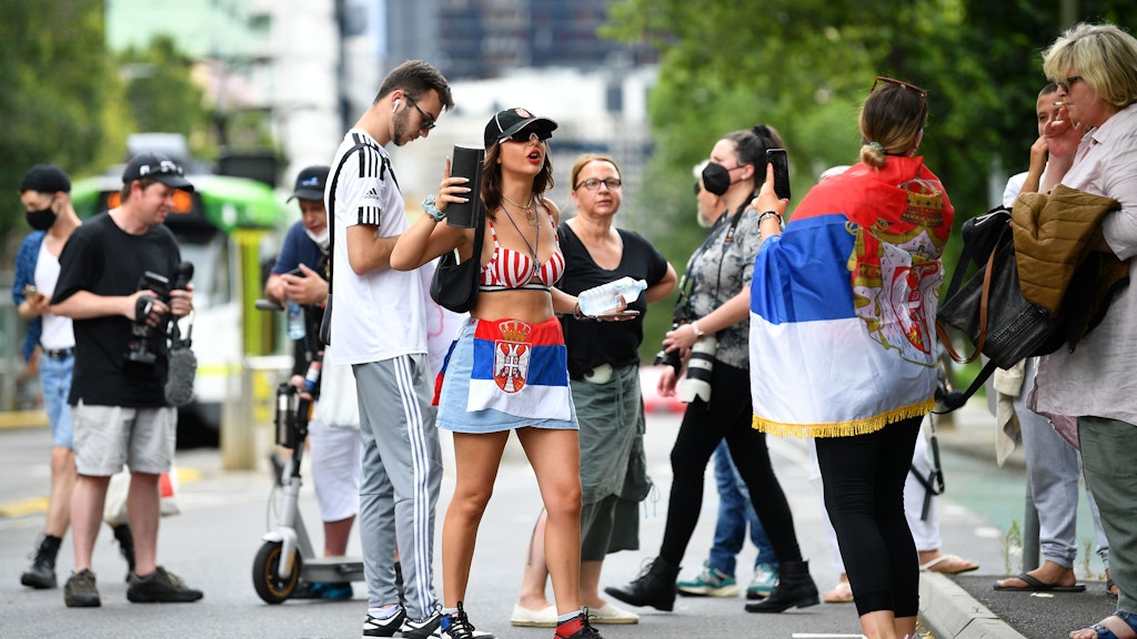 Fans von Novak Djokovic versammelten sich vor dem Quarantäne-Hotel, wo der Serben auf seine Anhörung wartet. 