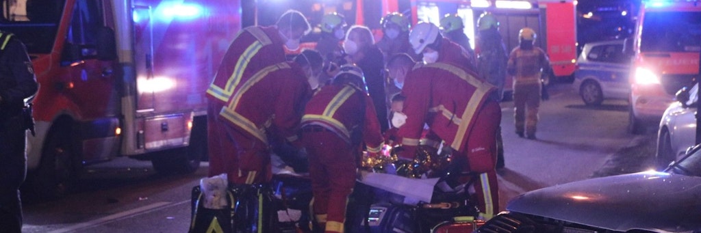 Der Unfall ereignete sich auf der Späthstraße. Ein Mensch wurde lebensgefährlich verletzt. 