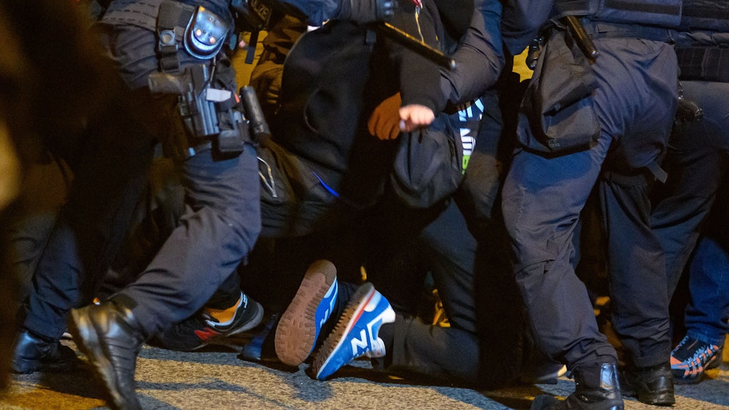 Polizisten halten einen Demonstranten fest, Gewaltszenen bei Corona-Demos häufen sich. 