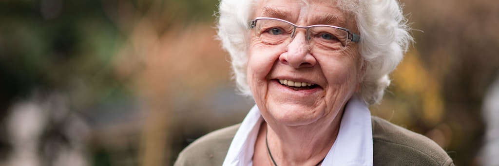 Karin Oehl steht in ihrem Garten. Bis zu 435 Igel im Jahr hat Karin Oehl aufgepäppelt.