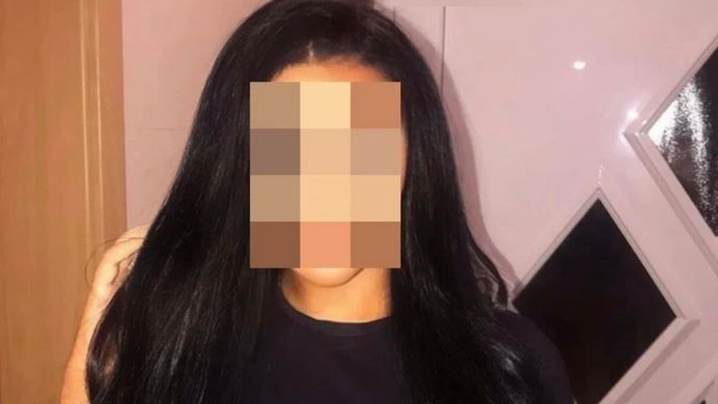 Miriam mit Kontaktlinsen und dunklen langen Haaren auf Facebook. 