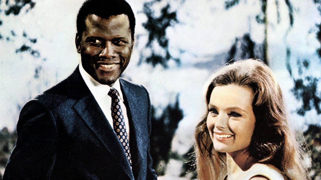 Sidney Poitier und Katharine Houghton im Film: „Rate, mal wer zum Essen kommt “ aus dem Jahr 1967. Hauptthema des Films ist der <a href="https://de.wikipedia.org/wiki/Rassismus">Rassismus</a> im liberalen, großbürgerlichen Milieu der US-Gesellschaft in den 1960ern.