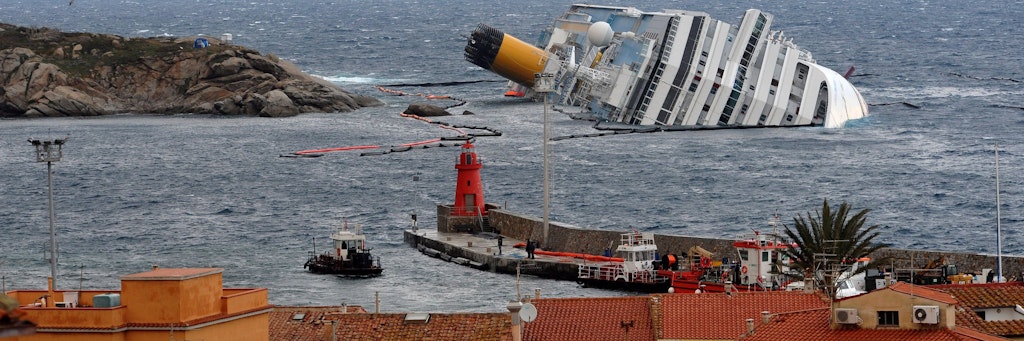 Das gekenterte Kreuzfahrtschiff Costa Concordia liegt vor der Insel. Bei dem Unglück vor zehn Jahren starben 32 Menschen.