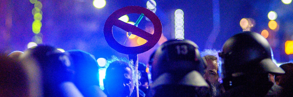 Polizisten und Demonstranten stehen sich in der Innenstadt von Magdeburg gegenüber.