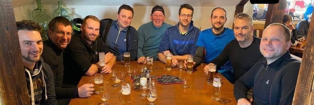 Karl Nehammer (2. von rechts) in der Gamskogelhütte in Kärnten.
