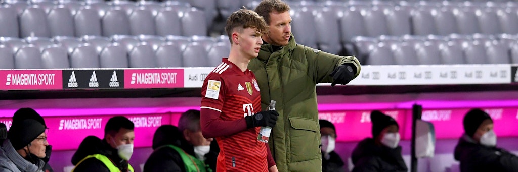 Trainer Julian Nagelsmann (r.) schickt gegen Gladbach mit Paul Wanner den jüngsten Bayern-Spieler aller Zeiten ins Rennen. 