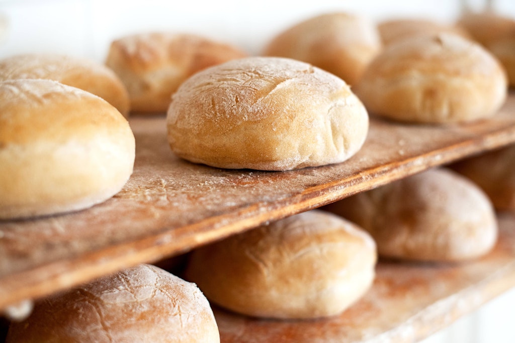 Brötchen kann man am nächsten Tag noch einmal aufbacken – und wenn man es richtig macht, schmecken sie wie frisch vom Bäcker.
