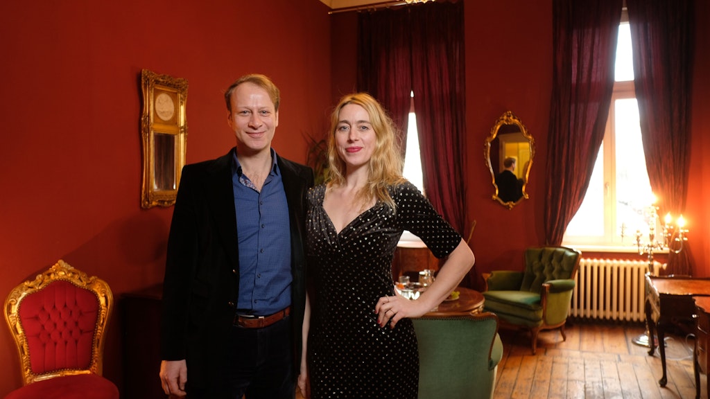 Robert Bittner und Djamila Rempel im roten Salon des Ballhauses Wedding.
