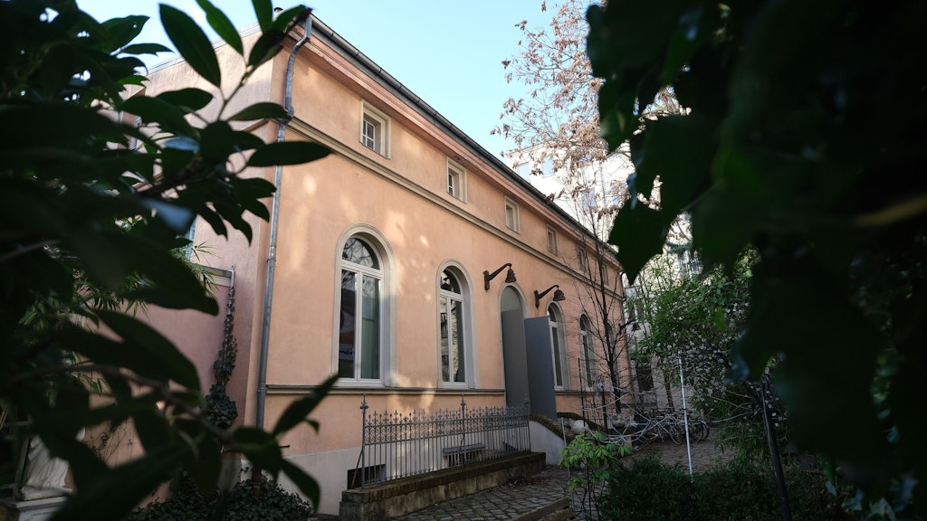 Der gepflasterte Innenhof und ein Wintergarten mit Bar bilden ein stilvolles Ensemble. 