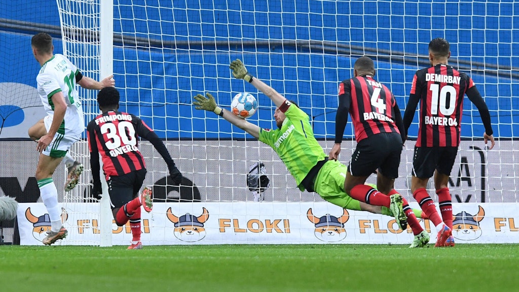 Grischa Prömel (l.) stochert die Kugel zum zwischenzeitlichen 1:1 in Leverkusen rein.