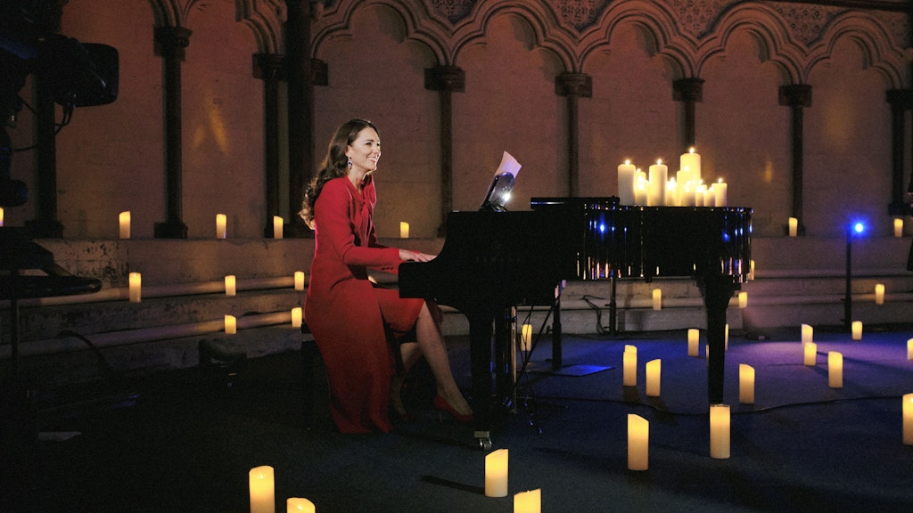 Kate begleitet bei einem Weihnachtskonzert den Sänger Tom Walker (nicht im Bild) am Klavier 