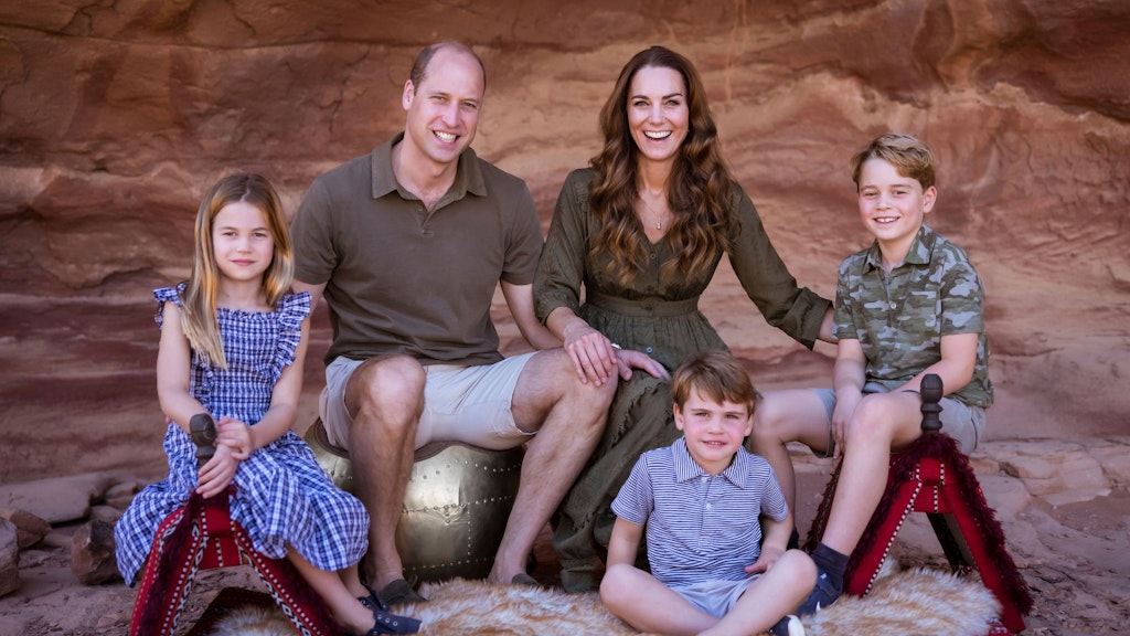 Zeit für ihre Kinder George (8), Charlotte (6) und Louis (3) zu haben, ist Kate und William wichtig. Allem Anschein nach sind sie eine glückliche und moderne junge Familie.